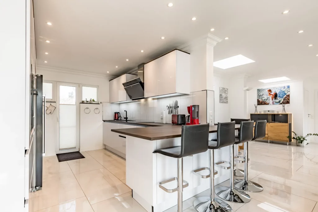 Ferienhaus Saphir Damshagen – Küchentresen mit Blick in die Küche