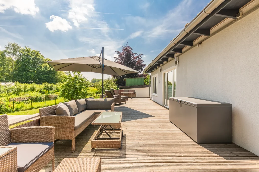 Ferienhaus Saphir Damshagen – Außenbereich, Holzterrasse mit Liegen und Sitzmöglichkeiten