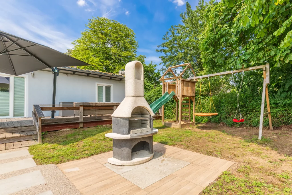 Ferienhaus Saphir Damshagen – Außenbereich mit Grill und Spielecke
