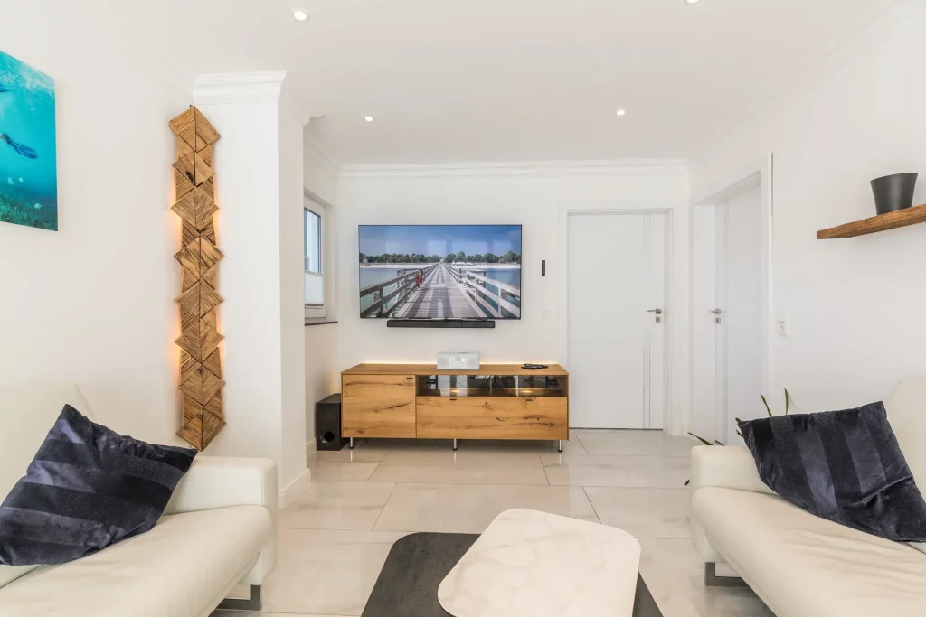 Ferienhaus Saphir Damshagen – Wohnzimmer mit Flachbildfernseher
