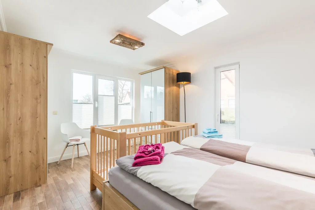 Ferienhaus Saphir Damshagen – Schlafzimmer mit Beistellbett für Kinder