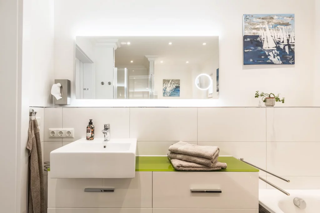 Ferienhaus Saphir Damshagen – modernes Badezimmer mit Spiegel und Waschbecken