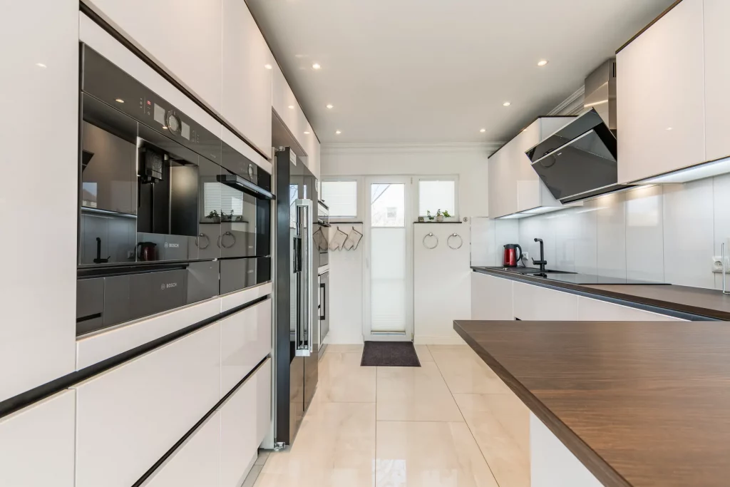 Ferienhaus Saphir Damshagen – Küche mit hochglänzenden Oberflächen und Arbeitsplatte