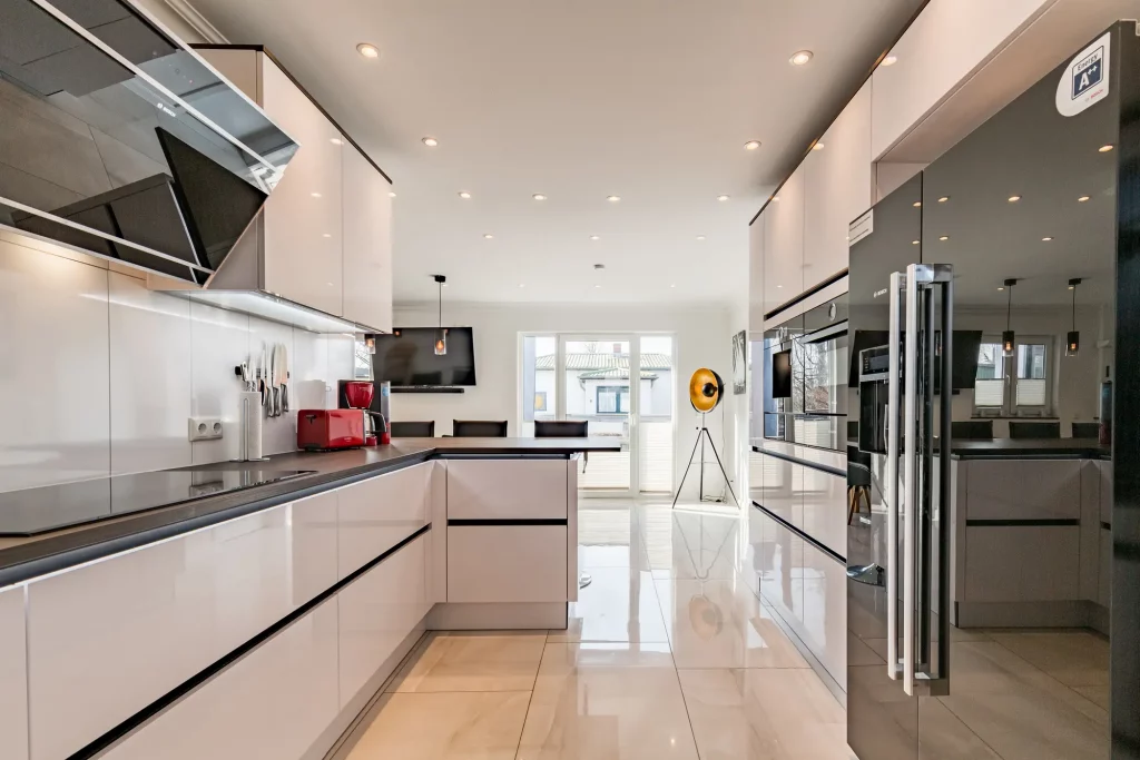 Ferienhaus Saphir Damshagen – Küche mit hochglänzenden Oberflächen